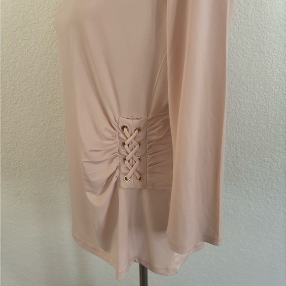 Elegant Blush Blouse with Side Detail - Picture 4 of 7